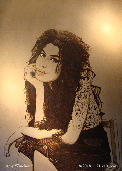 Amy Winehouse – pyrographisches Porträt auf Holz mit starkem Hell-Dunkel-Kontrast; von Ralph D. Woop