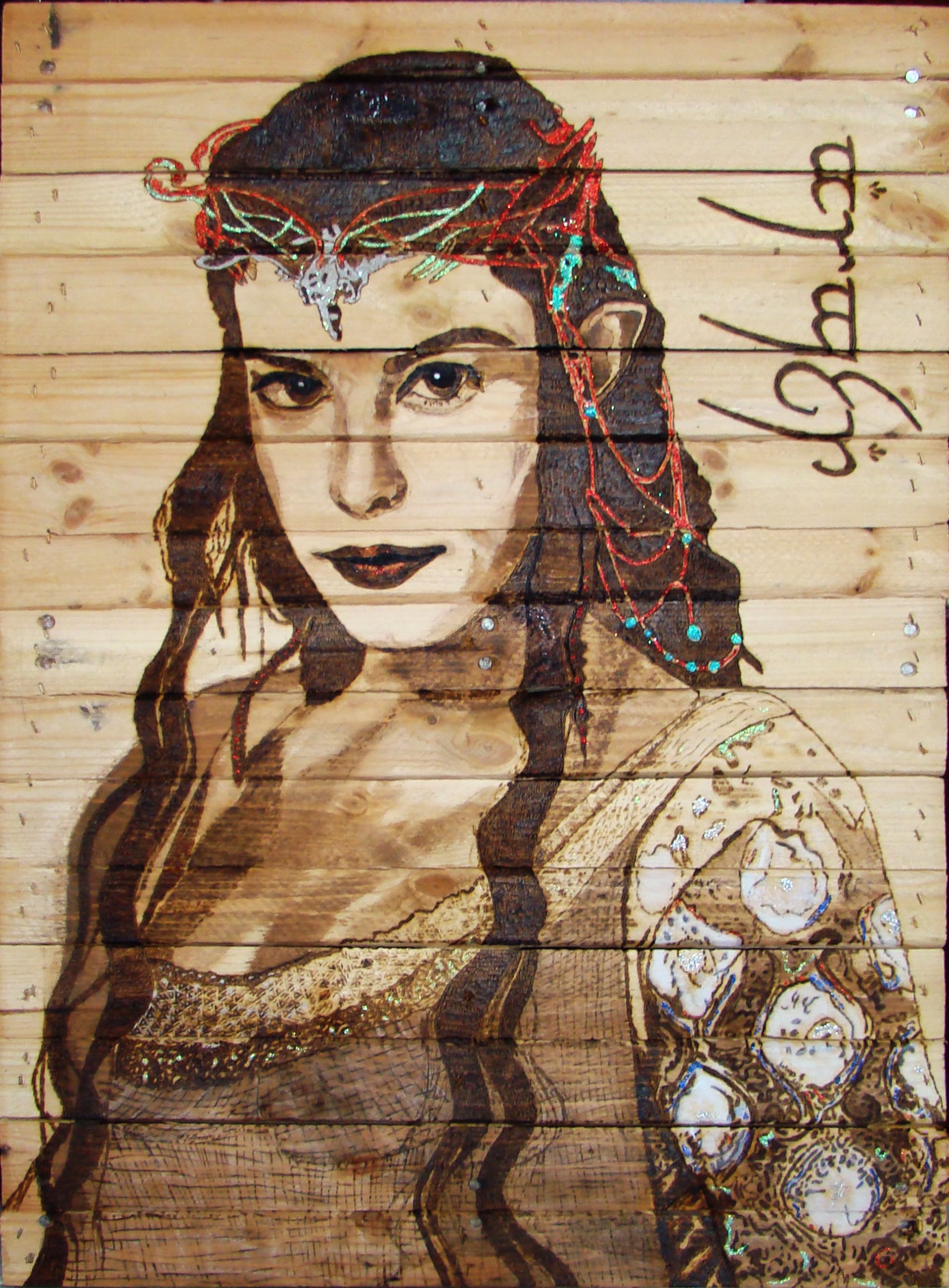 Arwen – Fantasy-Porträt als Pyrographie auf Palette gebrannt, mit sichtbaren Holzlatten; von Ralph D. Woop