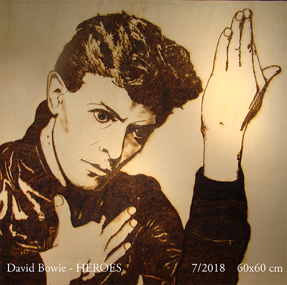 Bowie – grafisch reduziertes pyrographisches Porträt auf Holz; von Ralph D. Woop