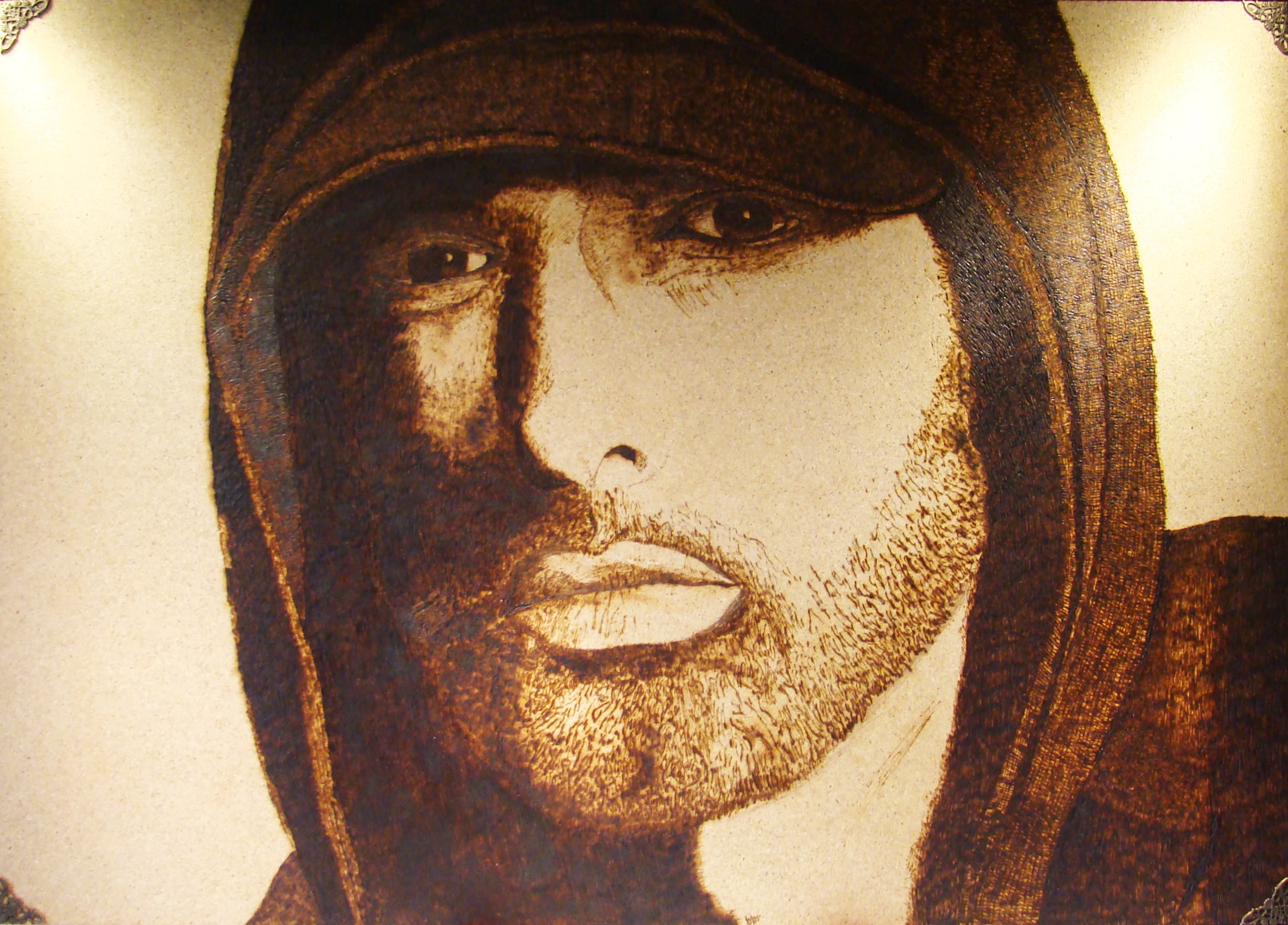 Eminem – dunkles pyrographisches Porträt auf Holz mit Kapuze und starker Lichtführung; von Ralph D. Woop