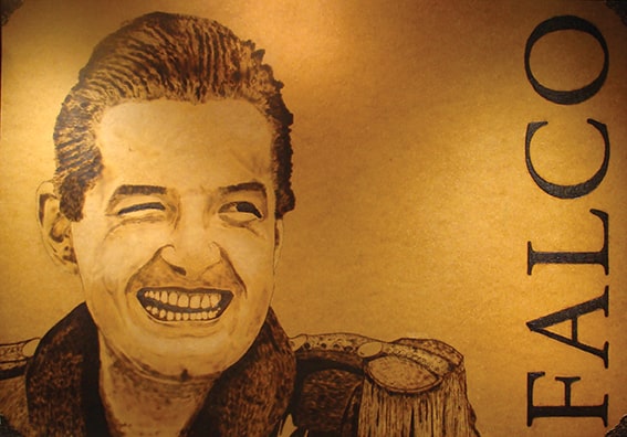Falco – pyrographisches Musikporträt auf Holz mit typografischer Ergänzung; von Ralph D. Woop