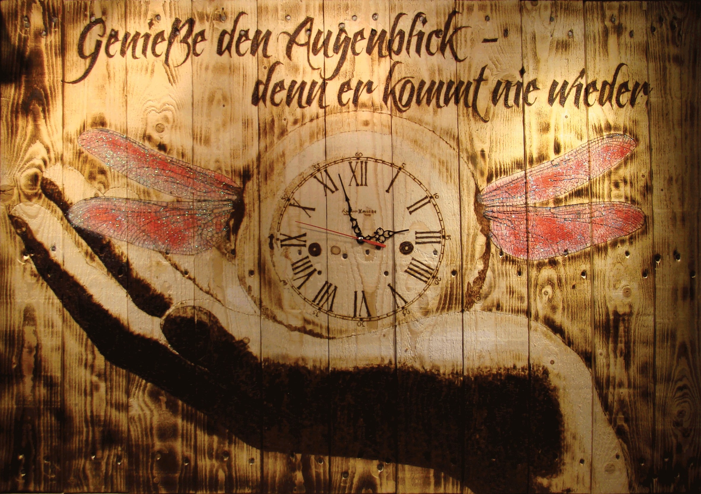 Genieße den Augenblick – colorierte Pyrographie auf Palette mit Schrift und Figur; von Ralph D. Woop