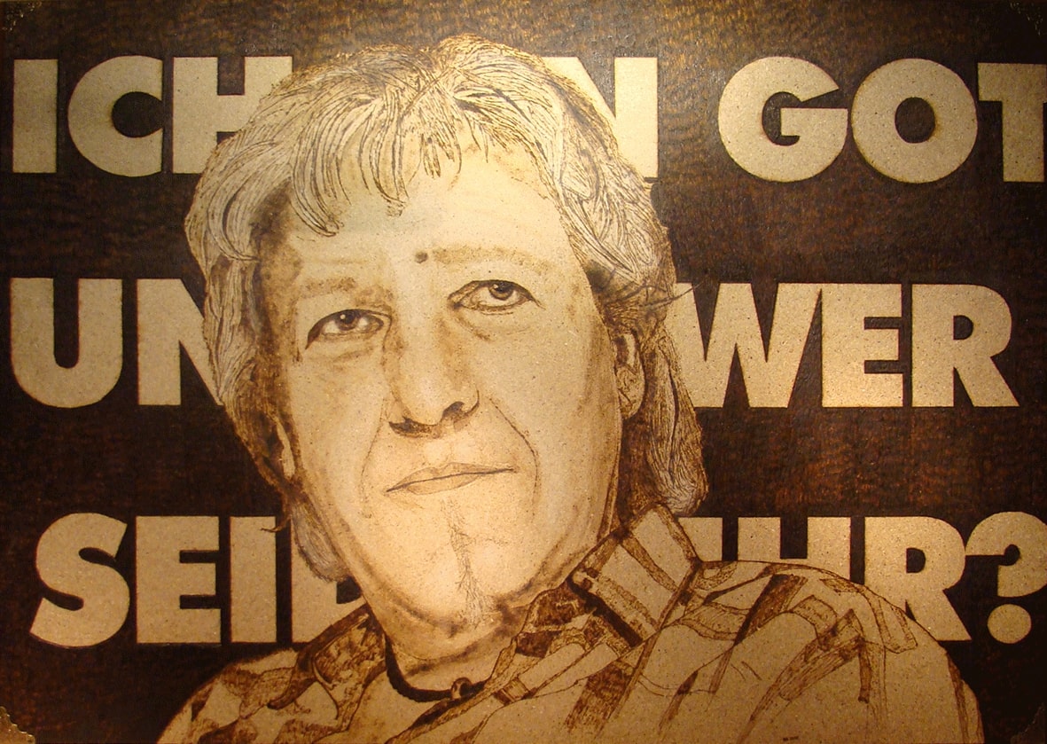 Ich – selbstbezogene Pyrographie auf Holz mit Porträt und Schrift über das Selbstbild; von Ralph D. Woop