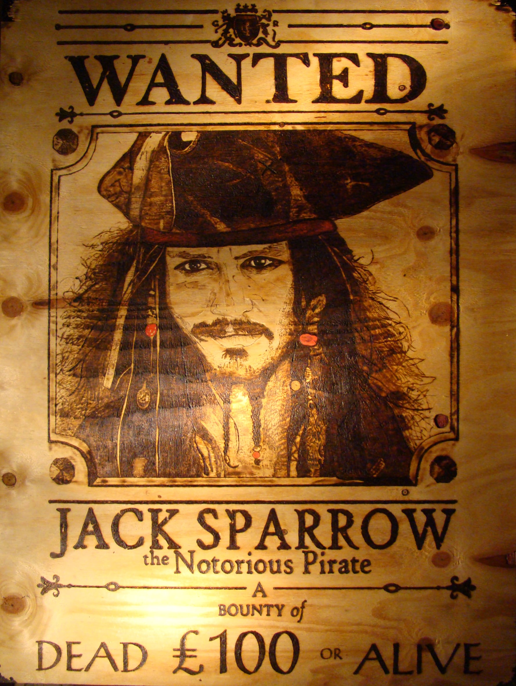 Jack Sparrow – großformatige Pyrographie auf Holz im Wanted-Poster-Stil nach Johnny Depp; von Ralph D. Woop