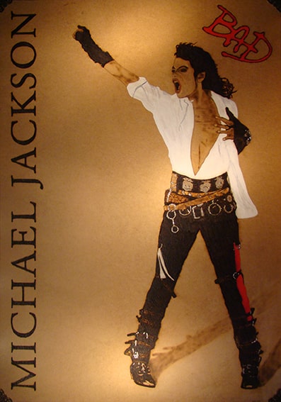 Michael Jackson – pyrographisches Musikporträt auf Holz mit dynamischer Pose; von Ralph D. Woop